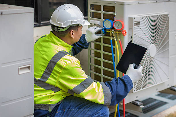 Professional Hvac technician working in Millstadt, IL